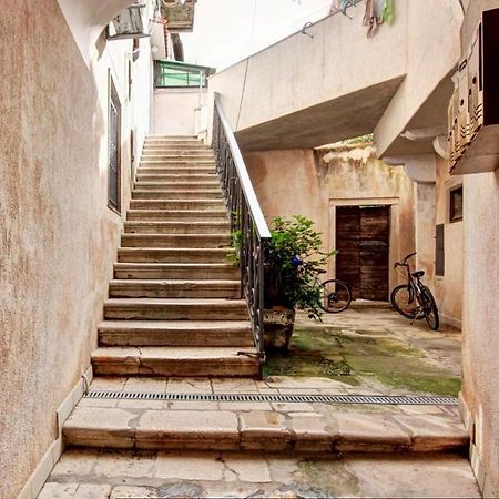 Yulia Apartments ロヴィニ エクステリア 写真