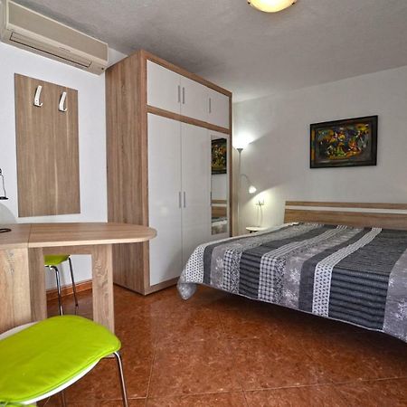 Yulia Apartments ロヴィニ エクステリア 写真