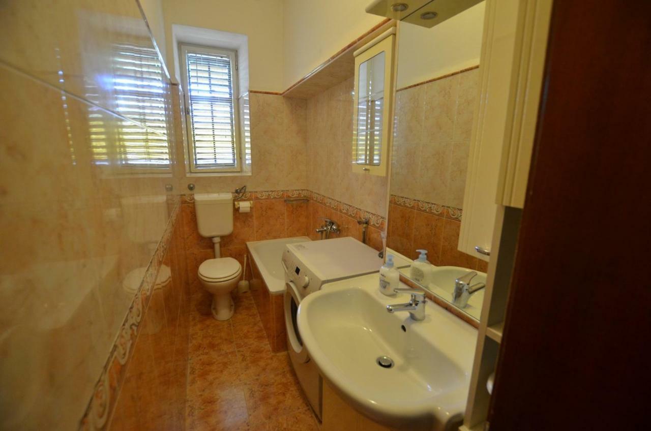 Yulia Apartments ロヴィニ エクステリア 写真