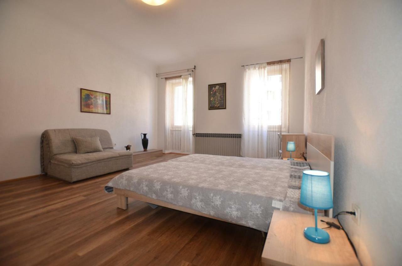 Yulia Apartments ロヴィニ エクステリア 写真