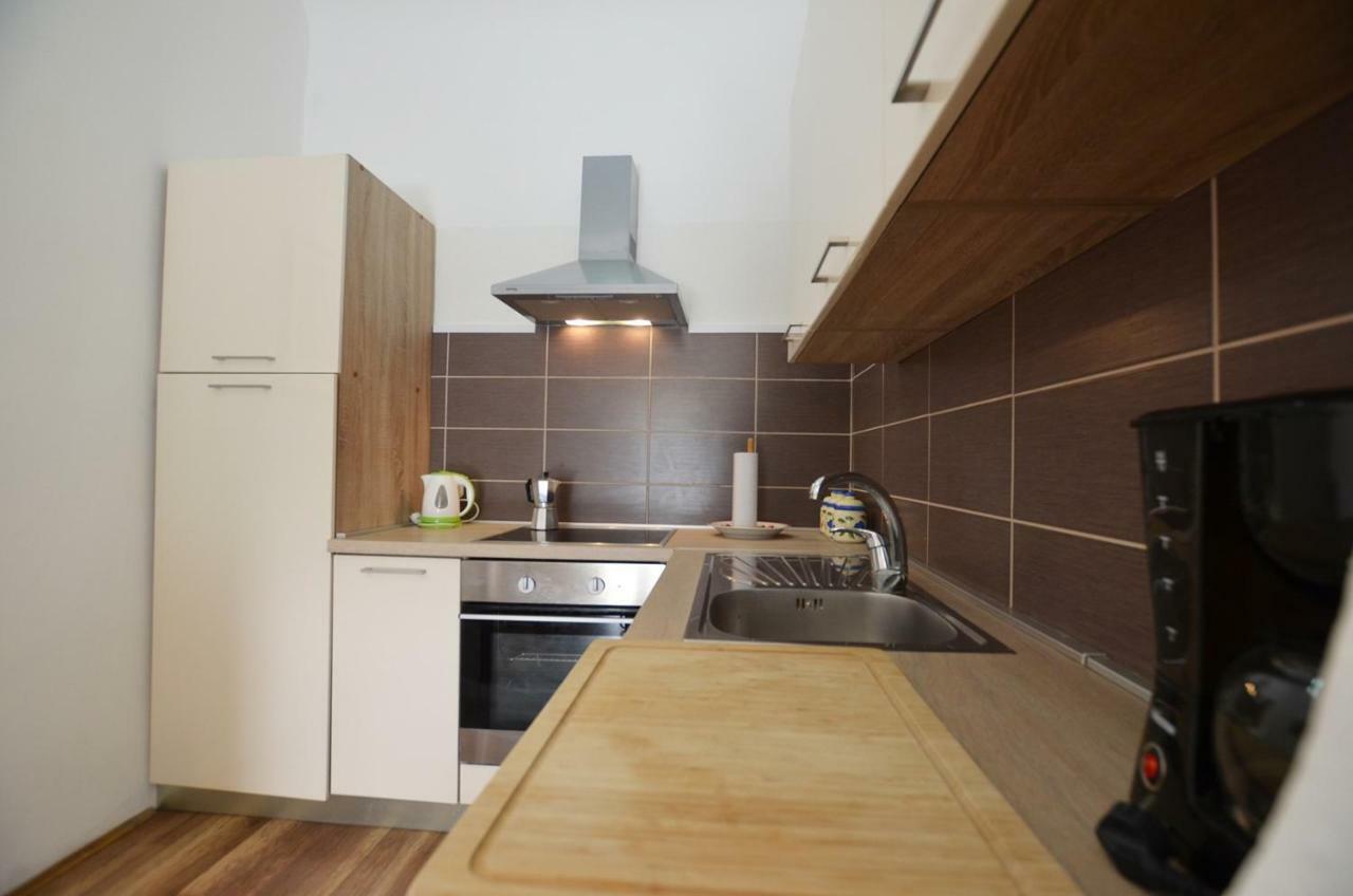 Yulia Apartments ロヴィニ エクステリア 写真