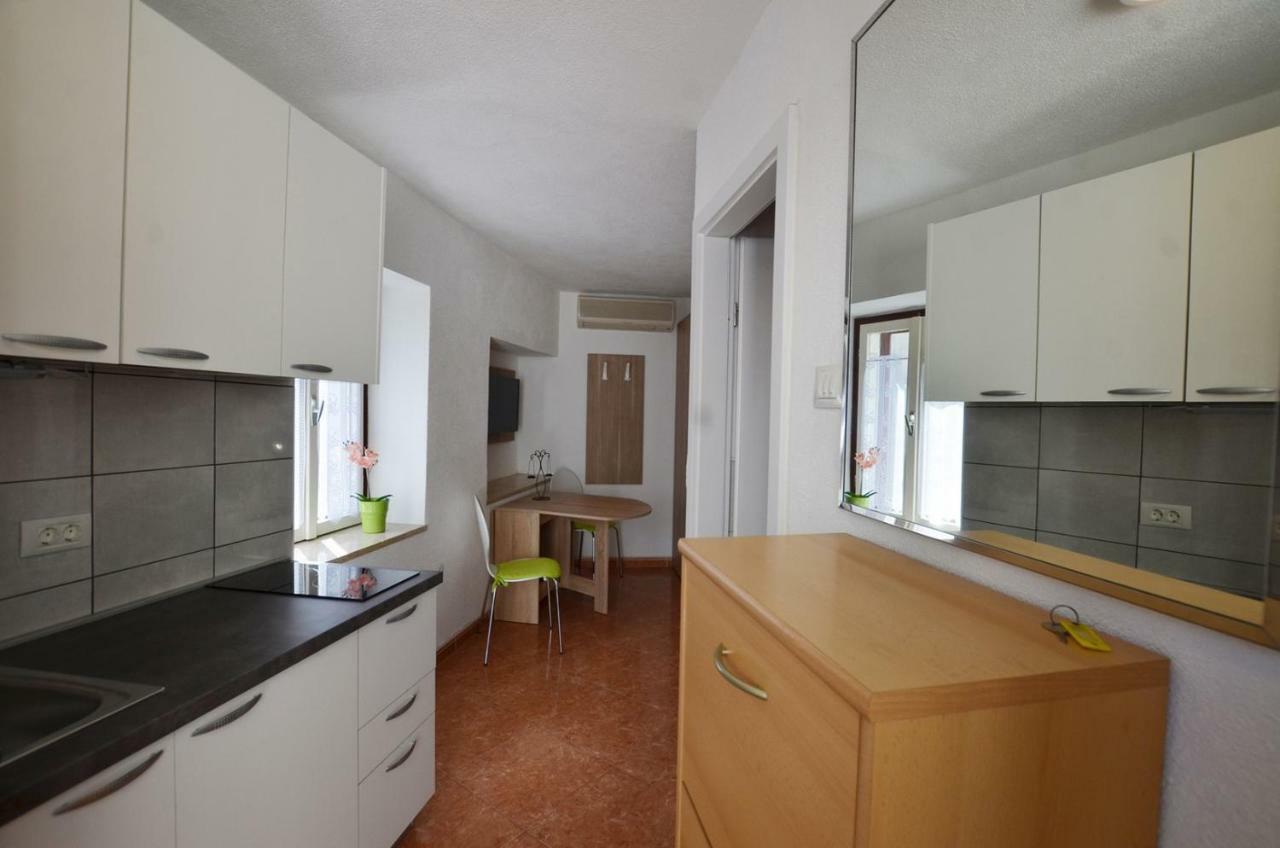 Yulia Apartments ロヴィニ エクステリア 写真
